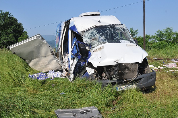 Воз ударио у комби на пружном прелазу, двоје тешко повређено